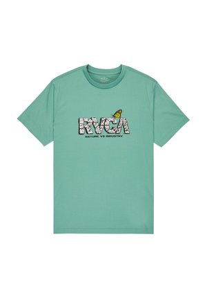 Camiseta de algodón verde menta con mangas cortas, que presenta un estampado gráfico audaz de "RVCA" y una mariposa, el texto dice "NATURALEZA VS INDUSTRIA".