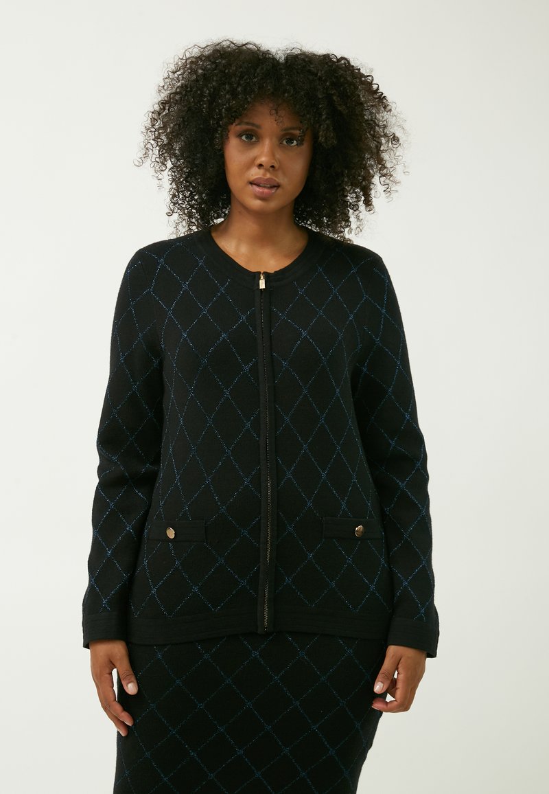 Cardigan nero con motivo a diamante blu, dotato di zip frontale, scollo rotondo e due tasche frontali con accenti in hardware dorato.
