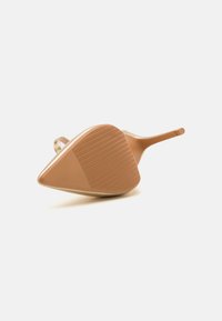 Chaussure à talon nude avec un bout pointu et une semelle en caoutchouc texturée. Présente une finition laquée lisse et un talon élancé.