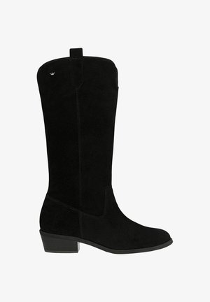 Czarne zamszowe kozaki do kolan z kwadratowym noskiem, niskim obcasem w kształcie bloku oraz bocznymi szwami. Posiadają pętelkę na górze dla łatwego zakładania.