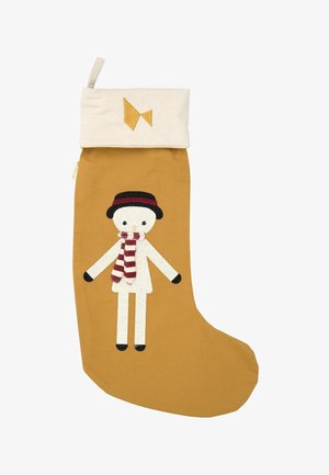 Chaussette de Noël jaune moutarde avec un bord blanc et un bonhomme de neige portant un chapeau noir et une écharpe rayée rouge.