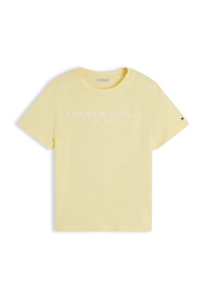 Lichtgele T-shirt met korte mouwen, met witte tekst "Tommy Hilfiger EST. 1985" en een klein logo op de linkermouw.