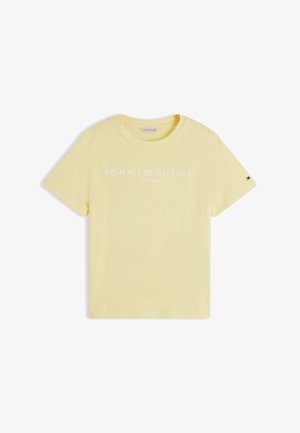 Ανοιχτό κίτρινο κοντομάνικο T-shirt με λευκό κείμενο "Tommy Hilfiger EST. 1985" και μικρό λογότυπο στο αριστερό μανίκι.