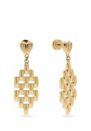 Øreringe i guldfarve med hjerteformede stifter og sammenlåste rektangulære led, der danner et gittermønster.