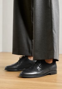 Unselected, black