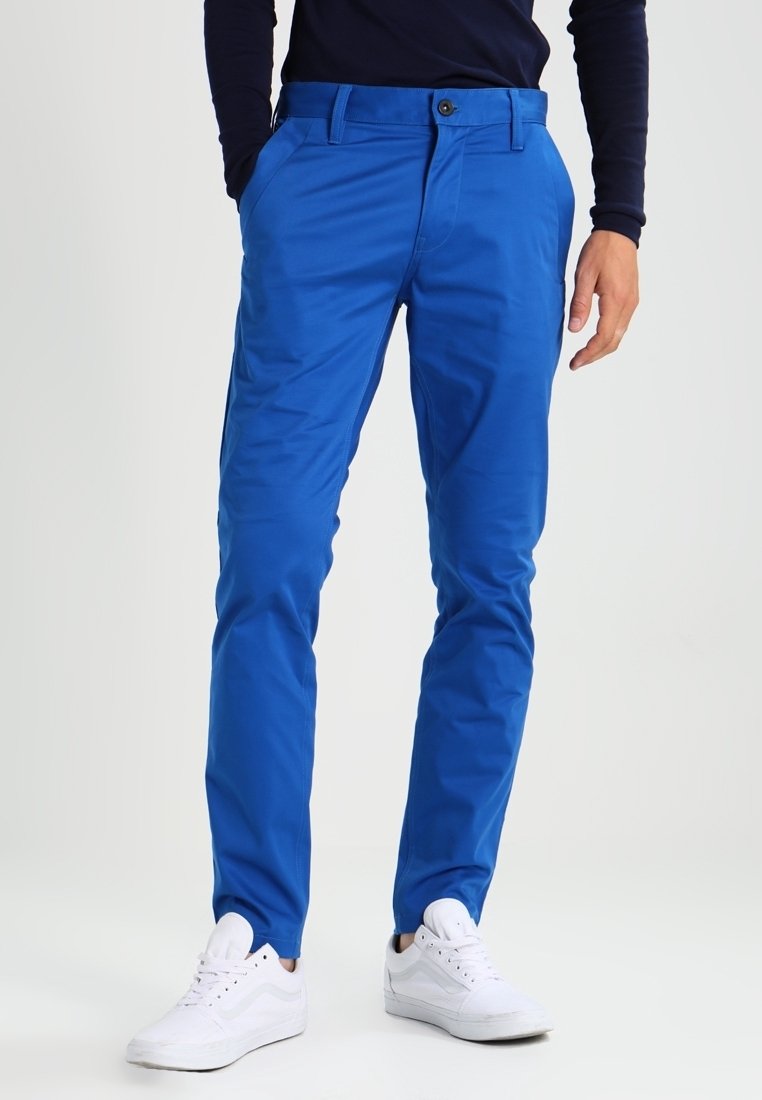 Modré chino kalhoty vyrobené z lehkého materiálu, s klasickým střihem, poutky na opasek a předním zapínáním. V kombinaci s bílými teniskami.
