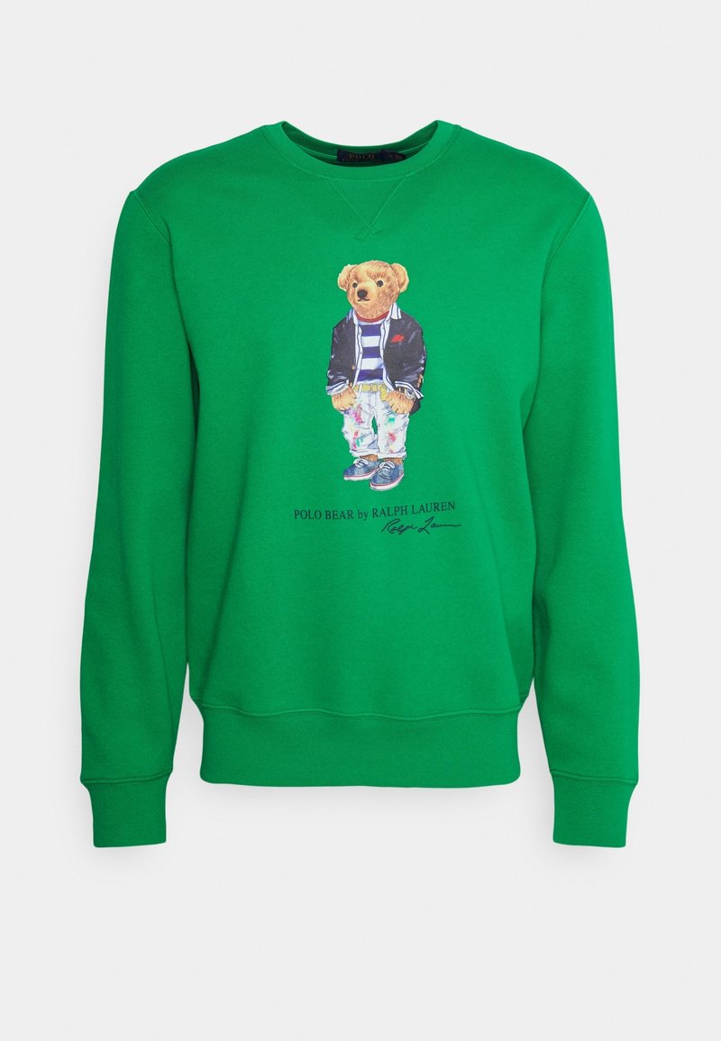 Sudadera verde de algodón con cuello redondo. Presenta un gráfico de un oso con chaqueta y pantalones, con texto característico debajo.