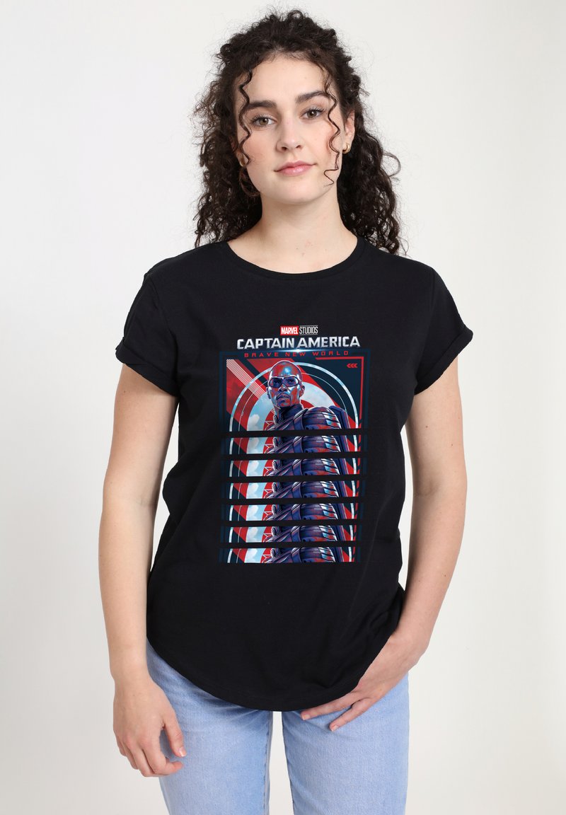 Camiseta negra con un estampado gráfico de Capitán América en colores vibrantes, detallando el personaje y el texto, sobre una suave tela de algodón.