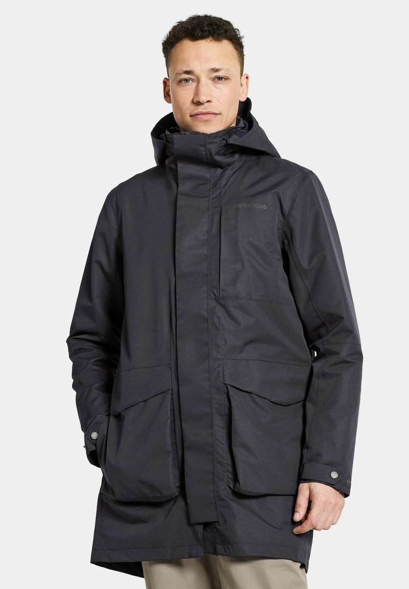 Wasserdichte schwarze Parka mit hohem Kragen, Frontreißverschluss und großen Klappentaschen. Glatte Textur, verstellbare Bündchen und Kapuze.