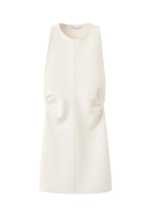 Vestido sin mangas color marfil con escote redondo, detalles sutiles fruncidos en los laterales y corte recto a la altura de la rodilla.