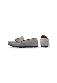Grijze suède loafers met stiksel, strikaccent, ronde neus en zwarte rubberen zool. Zij- en achteraanzichten weergegeven.