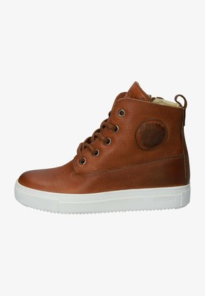 Brune læder høj-top sneaker med hvid gummisål, rund tå, snørelukning foran og cirkulært logo-accent på siden.