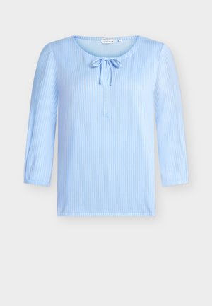 Lichtblauwe blouse met verticale strepen, lange mouwen, detail met strik aan de voorkant en een ronde halslijn. Soepele stof met een ontspannen pasvorm.