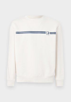 Bela majica s crew izrezom, ki ima modro vodoravno črto in logotip spredaj. Narejena je iz mehkega, teksturiranega blaga.