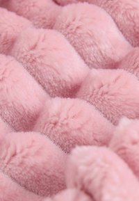 Roze nepbont stof met een golfvormig, textuurpatroon, voorzien van zachte, pluizige secties en een subtiele glans over het oppervlak.