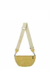 Bolso cruzado de ante amarillo con forma curva, cierre de cremallera y una correa beige con script dorado. Incluye acentos de hardware metálico.
