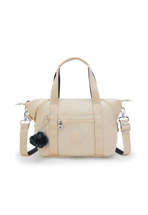 Sac à main beige avec deux poignées, une poche avant zippée, une bandoulière réglable et un petit porte-clés singe en peluche noir attaché.