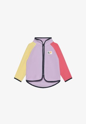 Kinder-Fleecejacke mit gelbem linkem Ärmel, pinkem rechtem Ärmel, lavendelfarbenem Körper, schwarzem Rand, Frontreißverschluss und "All good"-Aufnäher auf der Brust.