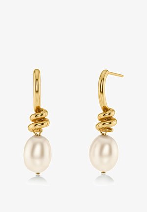 Orecchini a cerchio d'oro con design intrecciato, ciascuno caratterizzato da una grande perla bianca singola appesa sotto.