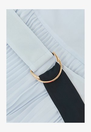 Lichtblauwe geplooide stof met een contrasterende zwarte band met een gouden ronde gesp. Soepele textuur en gelaagde ontwerpdetails.