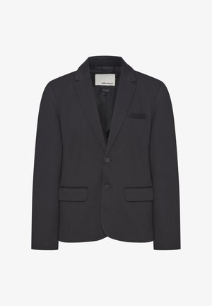 Čierny blazer vyrobený zo štruktúrovanej tkaniny, s klopovým límcom, dvoma prednými vreckami a uzatváraním na jeden gombík. Minimálne detaily.