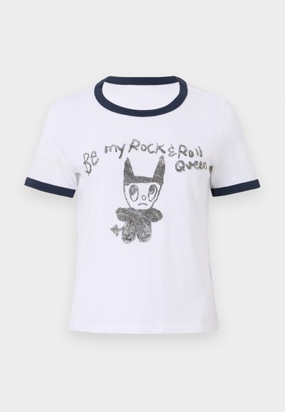 Hvid bomulds T-shirt med marineblå ribbet krave og ærmer, prydet med en sort og sølv grafik af en tegneseriefigur og tekst.