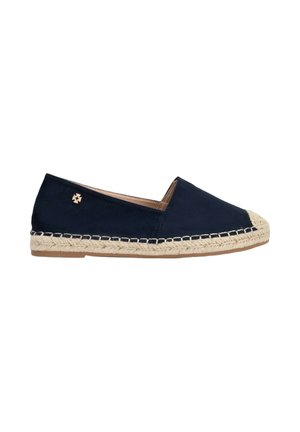 Marineblauer Espadrille-Schuh mit beiger, geflochtener Jutsohle, geschlossenem Zehenbereich und kleinem goldenem Emblem an der Seite.