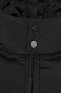 Veste noire rembourrée avec un col haut, une fermeture éclair centrale et une fermeture à boutons-pression. Texture de tissu lisse avec une finition mate.