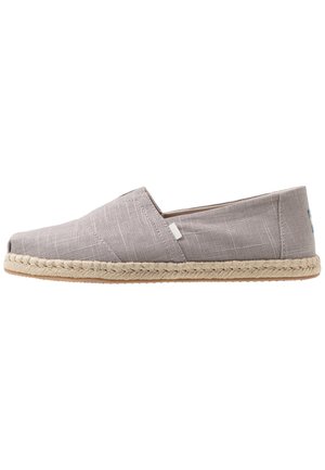 Chaussure espadrille gris clair à enfiler avec semelle en jute tissée et détails de couture subtils, présentée de profil sur fond blanc.