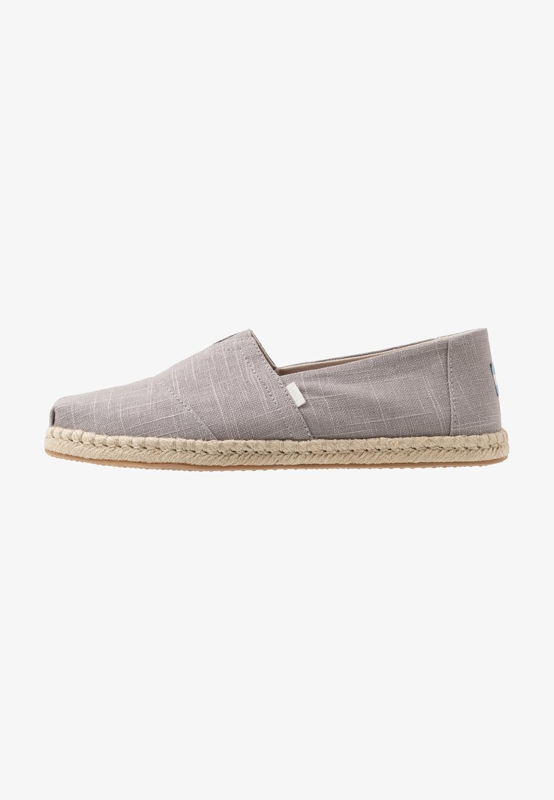 Chaussure espadrille gris clair à enfiler avec semelle en jute tissée et détails de couture subtils, présentée de profil sur fond blanc.