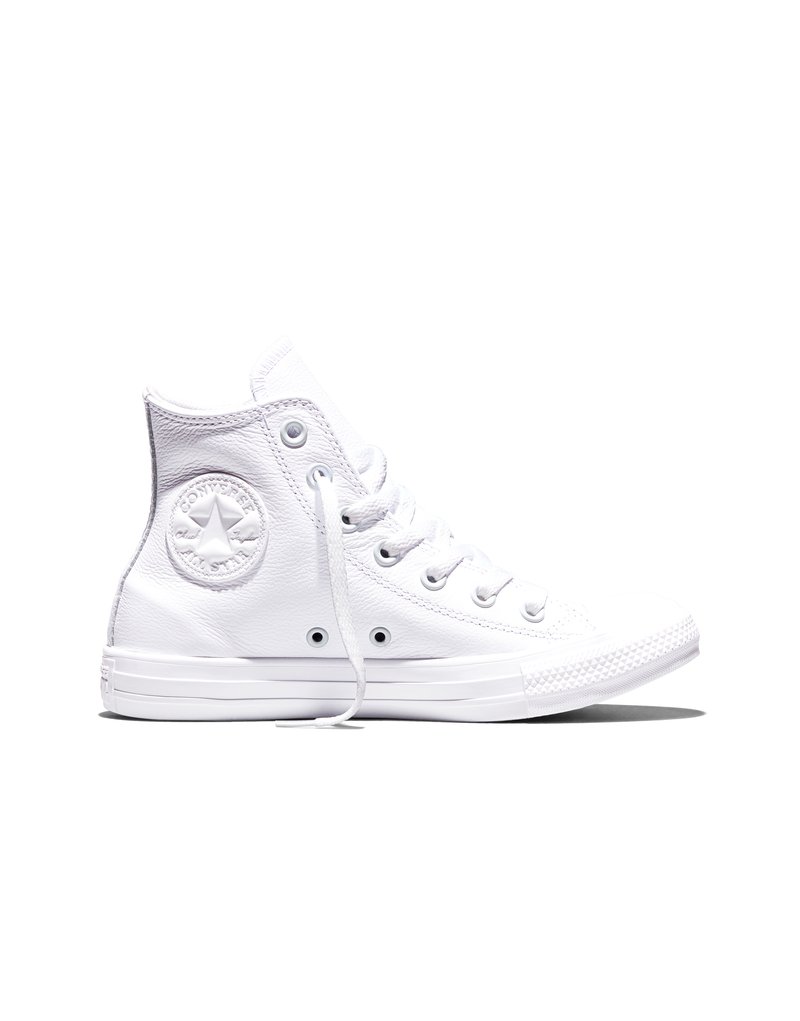 Visok beli Converse All Star čevlji z vezalkami, gumijastim podplatom in vtisnjenim logotipom na strani gležnja.