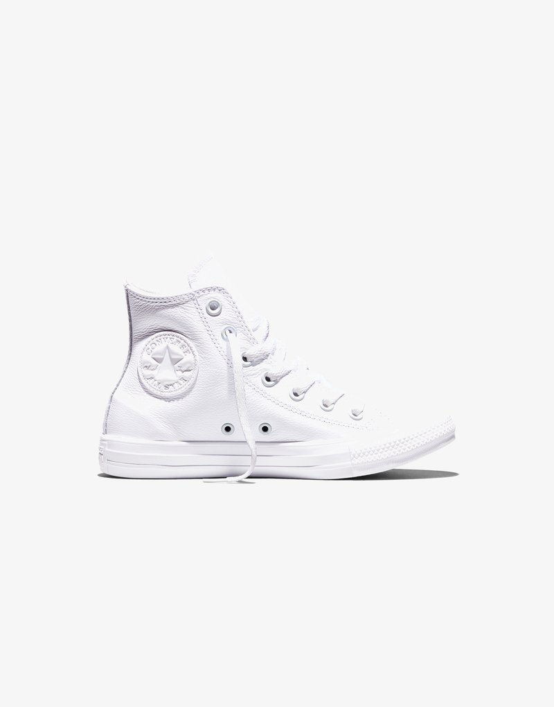 Aukšto profilio balta Converse All Star sportbačiai su raišteliais, gumine pado dalimi ir iškilusiu logotipu ant kulkšnies pusės.
