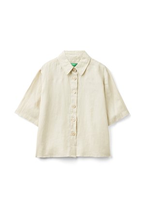 Beżowa koszula na krótki rękaw z kołnierzykiem i pięcioma guzikami, wykonana z lekkiej tkaniny, wyłożona na płasko na białym tle.