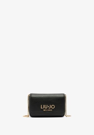 Borsa crossbody in finta pelle nera con tracolla in catena dorata, caratterizzata da un logo metallico "LIU·JO MILANO" sul davanti. Forma rettangolare compatta.