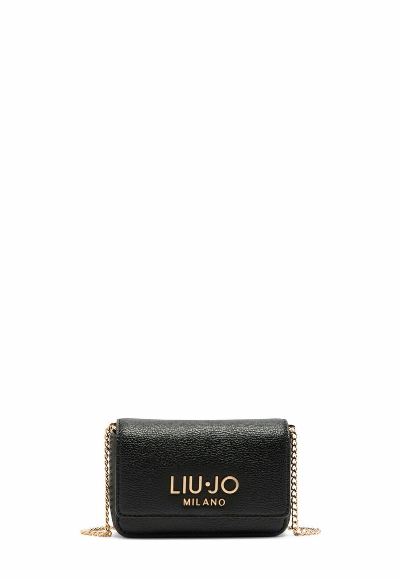 Schwarze Kunstleder-Umhängetasche mit goldener Kettenriemen, auf der Vorderseite mit dem metallischen Logo "LIU·JO MILANO". Kompakte, rechteckige Form.