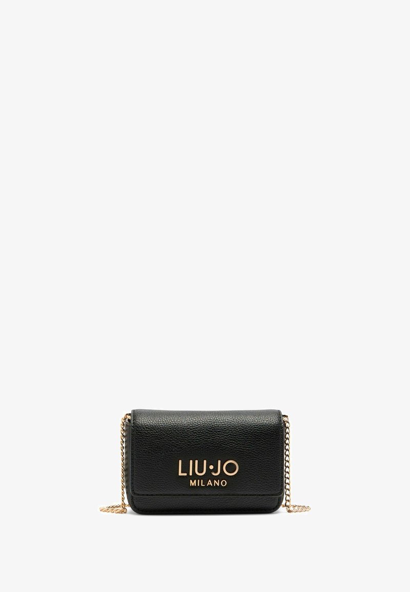 Juoda dirbtinės odos kryžminė rankinė su auksine grandinėlės dirželiu, puošni metaline logo „LIU·JO MILANO“ priekyje. Kompaktiška stačiakampio formos.