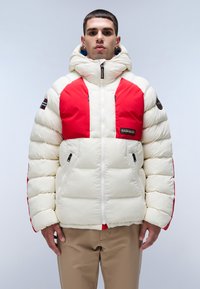 Giubbotto imbottito crema con accenti rossi, dotato di cappuccio, zip frontale e due tasche laterali. Tessuto liscio con design trapuntato orizzontale.
