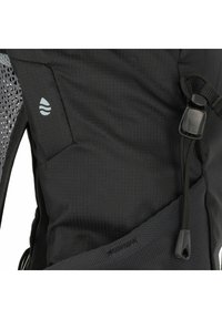 Mochila negra con paneles de malla, superficie texturizada, correas ajustables y un detalle de cierre por cordón para un almacenamiento seguro.