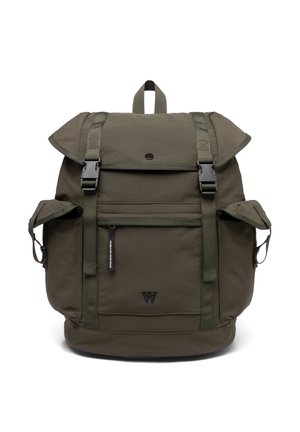 Tmavozelený batoh s klopou a zapínaním na pracku, predné vrecko na zips, dve bočné vrecká, horné držadlo a logo "W" na prednom paneli.