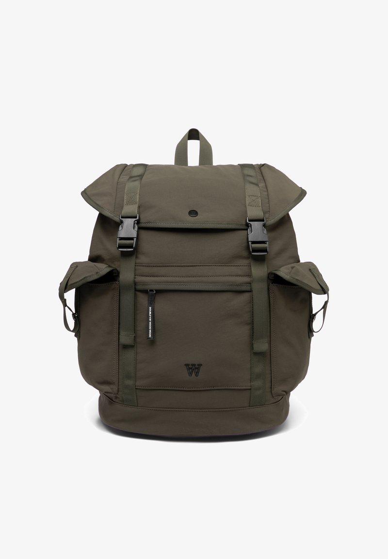 Temno zelena nahrbtnik z zanko in zaponkami, sprednji žep z zadrgo, dva stranska žepa, zgornji ročaj in logotip "W" na sprednji plošči.