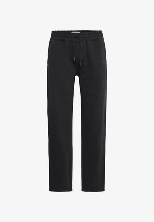 Crne trenirke od mekanog materijala, s pojasom na vezanje, ravnog kroja i minimalnim detaljima šivanja. Nema vidljivih džepova.