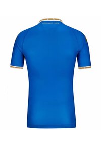 Korte mouwen blauwe sportshirt met een aansluitend ontwerp, voorzien van een witte en gouden patroon op de kraag en schouderaccenten. Achteraanzicht weergegeven.