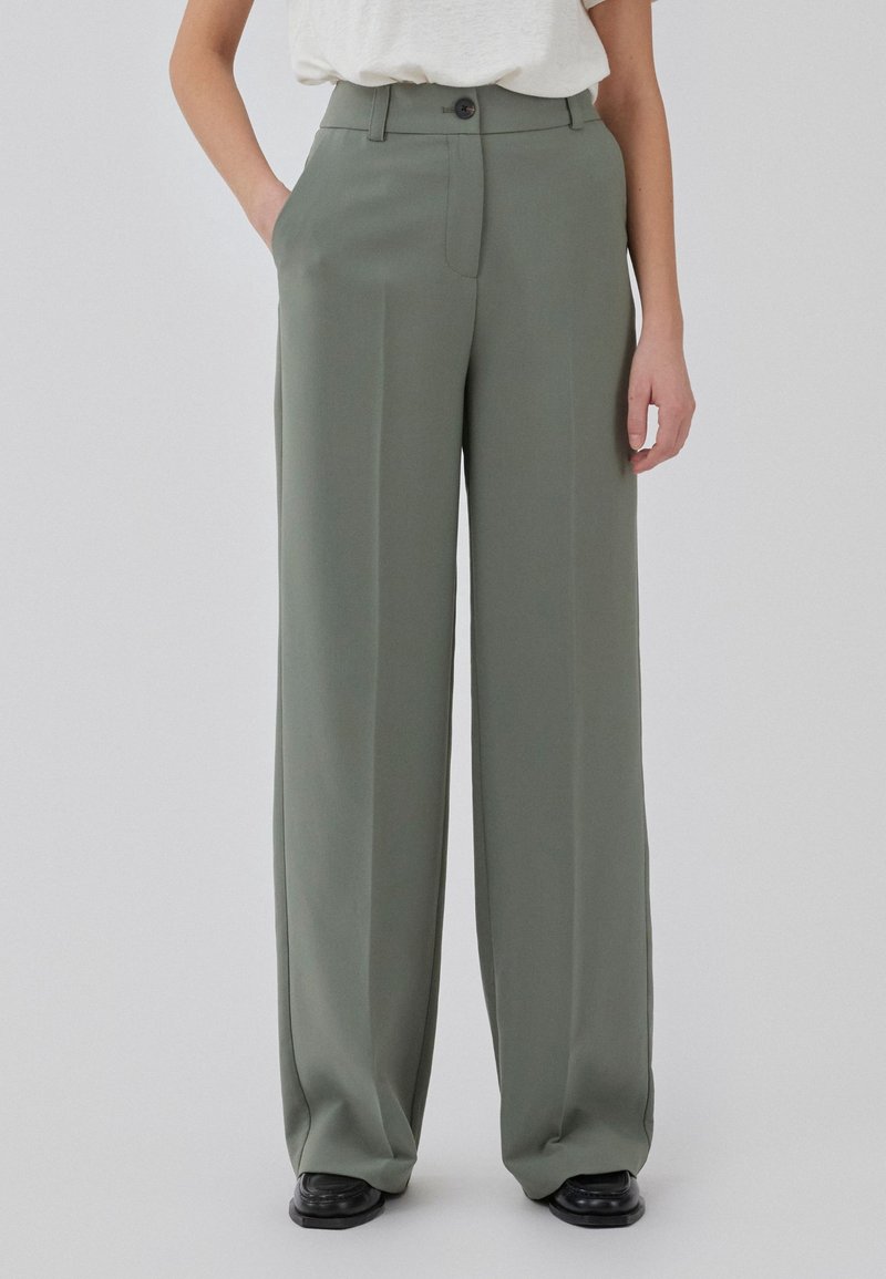 Pantalon à jambes larges de couleur vert olive avec une texture lisse, doté de deux poches latérales, d'une fermeture à bouton sur le devant et d'une coupe ajustée.