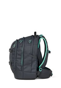 Rucksack mit grauem Stoffäußeren und türkisfarbenen Akzenten, mehreren gepolsterten Fächern, verstellbaren Trägern und einem stabilen Boden.