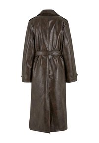 Brązowy skórzany płaszcz trench z paskiem w talii, długimi rękawami i szerokim kołnierzem; charakteryzuje się gładką teksturą i klasycznym wzornictwem.