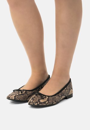 Ballerine con motivo in pelle di serpente nelle tonalità di marrone e nero, con rifiniture nere e un piccolo fiocco sulla punta.