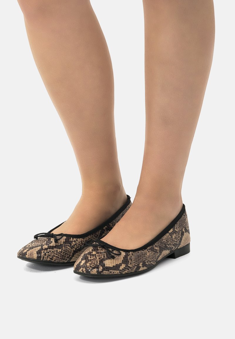 Bailarinas con un patrón de piel de serpiente en tonos marrones y negros, con un ribete negro y un pequeño lazo en la punta.