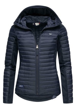 Veste légère matelassée pour femme de couleur bleu marine avec capuche, fermeture éclair complète à l'avant, coutures horizontales et silhouette ajustée.