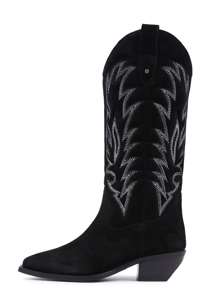 Musta mokkanahkainen cowboy-kengä, jossa on terävä kärki, koristeellinen hopeanvärinen tikkaus lehtimuotoilulla ja 5 cm korkea neliökanta.