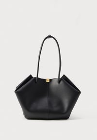 Borsa a tracolla nera in pelle con lati strutturati e angolari, due manici sottili e una piccola fibbia dorata al centro frontale.